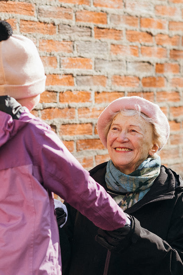 Seniori ja lapsi käsi kädessä